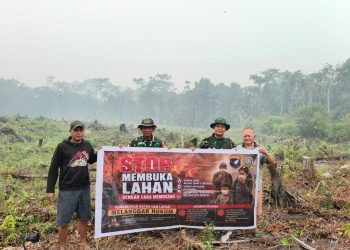 Api Kecil Bisa Jadi Bencana, Tim Penyuluh Mabes TNI Ajak Warga Tamao Stop Membakar Ladang