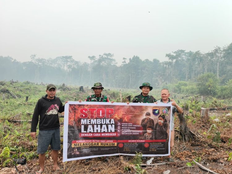Api Kecil Bisa Jadi Bencana, Tim Penyuluh Mabes TNI Ajak Warga Tamao Stop Membakar Ladang