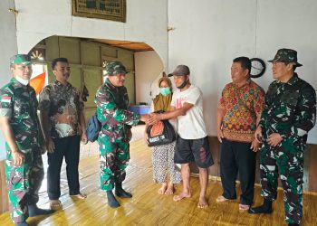 Dari Rumah ke Rumah, Tim Penyuluh Karhutla Mabes TNI Sambangi Warga Terdampak di Desa Lanjak Deras