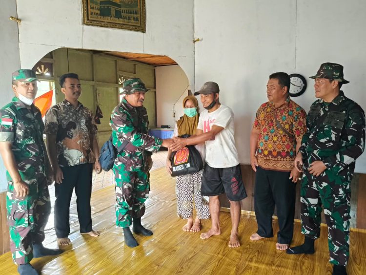 Dari Rumah ke Rumah, Tim Penyuluh Karhutla Mabes TNI Sambangi Warga Terdampak di Desa Lanjak Deras