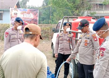 Polsek Sepauk Salurkan 1.080 Liter Air Bersih untuk Warga Desa Lengkenat