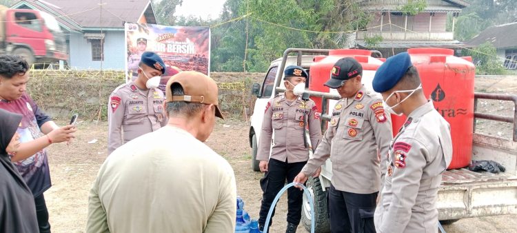 Polsek Sepauk Salurkan 1.080 Liter Air Bersih untuk Warga Desa Lengkenat