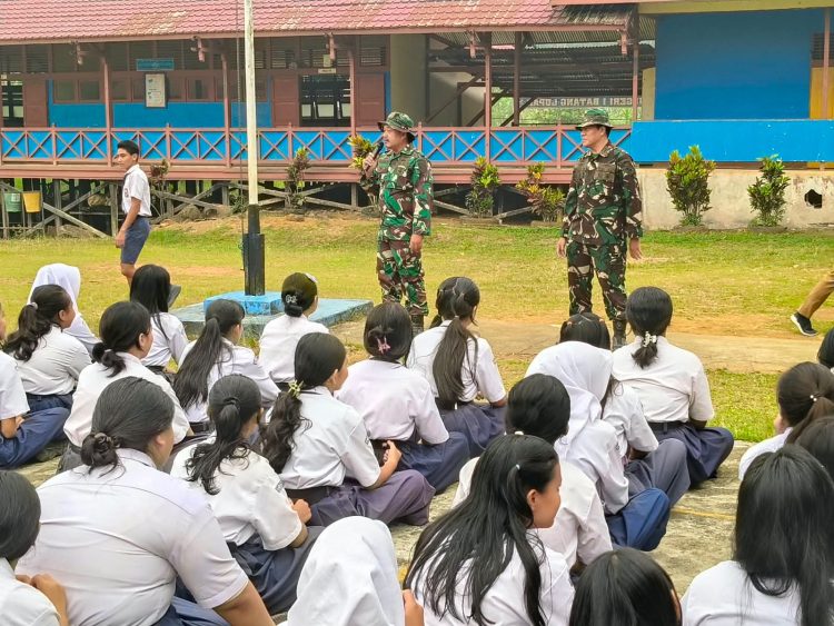 Masuk Sekolah, Tim Mabes TNI Tanamkan Kesadaran Bahaya Karhutla Kepada Pelajar Batang Lupar