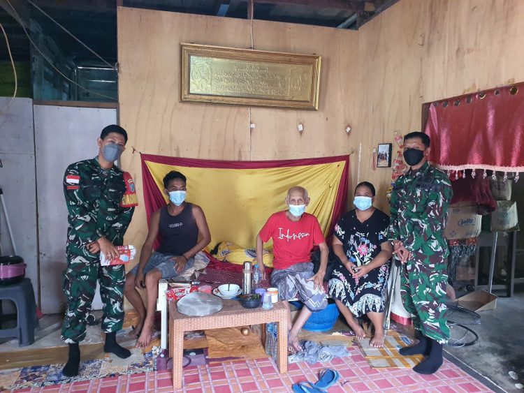 Tak Hanya Cegah Karhutla, Tim Penyuluh Mabes TNI Peduli Lansia di Desa Tanjung Harapan
