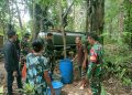 Peduli Kebutuhan Warga, Babinsa Koramil 1206-06/Putussibau Utara Salurkan Bantuan Air Bersih di Desa Melapi