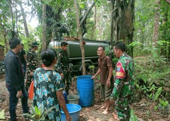Peduli Kebutuhan Warga, Babinsa Koramil 1206-06/Putussibau Utara Salurkan Bantuan Air Bersih di Desa Melapi