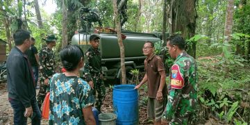 Peduli Kebutuhan Warga, Babinsa Koramil 1206-06/Putussibau Utara Salurkan Bantuan Air Bersih di Desa Melapi