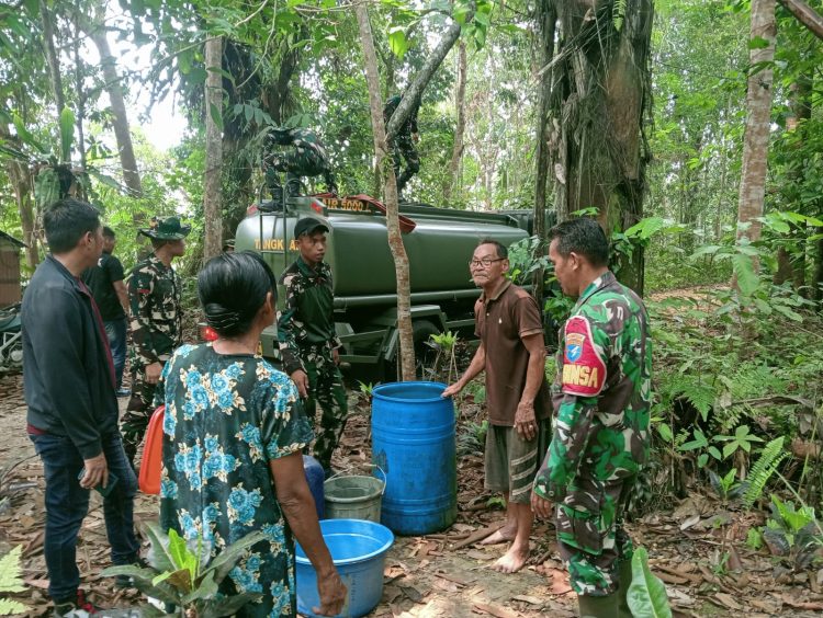 Peduli Kebutuhan Warga, Babinsa Koramil 1206-06/Putussibau Utara Salurkan Bantuan Air Bersih di Desa Melapi