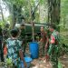 Peduli Kebutuhan Warga, Babinsa Koramil 1206-06/Putussibau Utara Salurkan Bantuan Air Bersih di Desa Melapi