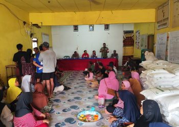 Kuatkan Ketahanan Pangan, Babinsa Koramil 1206-13/Bunut Hulu Hadir dalam Pembagian Bantuan di Desa Temuyuk