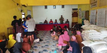 Kuatkan Ketahanan Pangan, Babinsa Koramil 1206-13/Bunut Hulu Hadir dalam Pembagian Bantuan di Desa Temuyuk