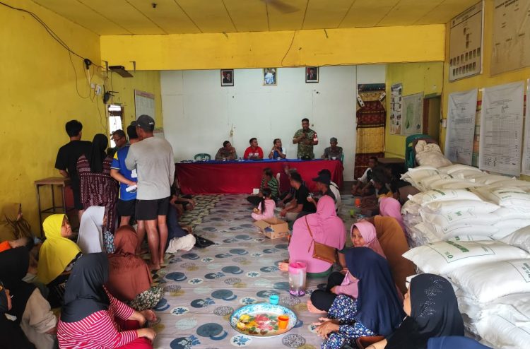 Kuatkan Ketahanan Pangan, Babinsa Koramil 1206-13/Bunut Hulu Hadir dalam Pembagian Bantuan di Desa Temuyuk