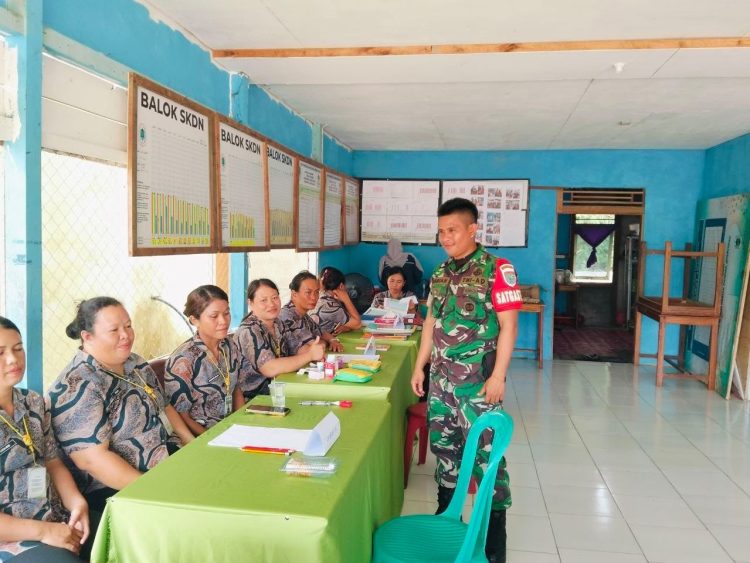Deteksi Dini Generasi Sehat, Koptu Damianus Dung Dampingi Posyandu di Desa Sungai Setulang