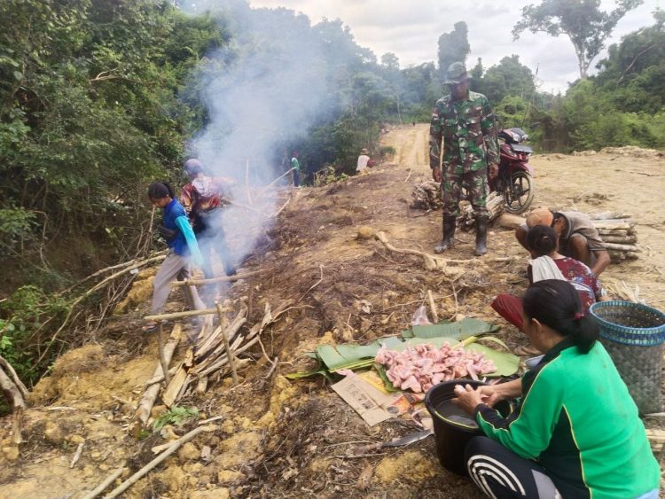 Sertu Sutomo Ingatkan Warga Desa Ulak Pauk Tidak Sembarangan Membakar Hutan