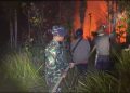 Titik Api Muncul Dini Hari di Silat Hilir, Babinsa dan Warga Bergerak Cepat Jinakkan Kobaran Api