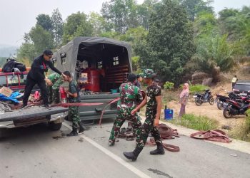 Cepat Tanggap Hadapi Karhutla, Tim Penyuluh Karhutla Kolonel Adm Ahmad Hudi Bersama Pj. Danramil Hulu Gurung Melansir Air ke Titik Api