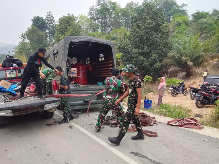 Cepat Tanggap Hadapi Karhutla, Tim Penyuluh Karhutla Kolonel Adm Ahmad Hudi Bersama Pj. Danramil Hulu Gurung Melansir Air ke Titik Api