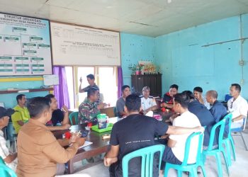 Babinsa Hulu Gurung Kopda Riki Rikardo Ajak Aparat Desa Nanga Tepuai Perkuat Kesiapsiagaan Cegah Karhutla