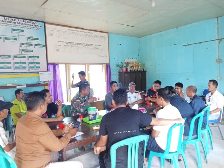 Babinsa Hulu Gurung Kopda Riki Rikardo Ajak Aparat Desa Nanga Tepuai Perkuat Kesiapsiagaan Cegah Karhutla