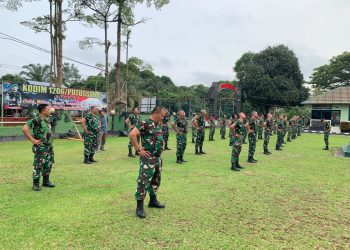 Padatnya Tugas Tak Jadi Penghalang! Kasdim 1206/Putussibau Ajak Anggota Jaga Stamina Lewat Senam dan Jalan Santai