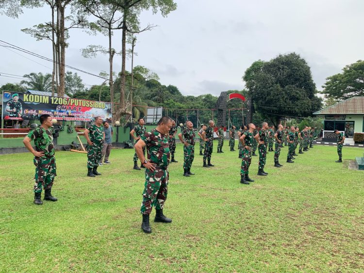 Padatnya Tugas Tak Jadi Penghalang! Kasdim 1206/Putussibau Ajak Anggota Jaga Stamina Lewat Senam dan Jalan Santai