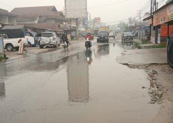 Jalan Raya Mt. Haryono Km.4 Sintang Rawan Tergenang Air, Warga dan Pengguna Jalan Keluhkan