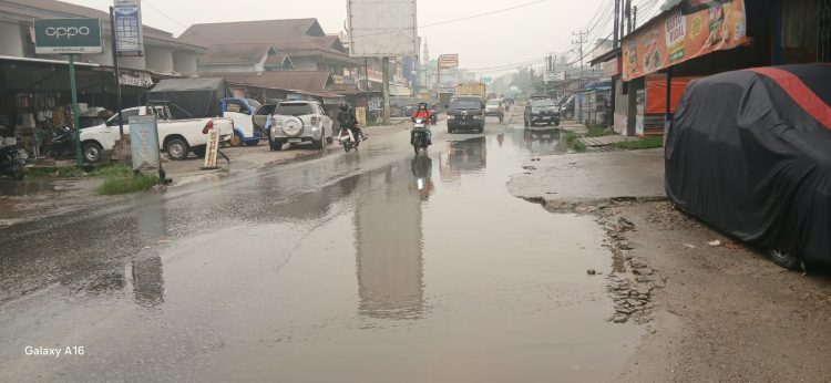 Jalan Raya Mt. Haryono Km.4 Sintang Rawan Tergenang Air, Warga dan Pengguna Jalan Keluhkan
