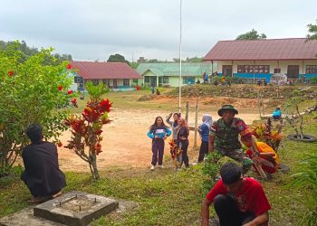 Dukung Kebersihan Lingkungan Pendidikan, Babinsa Koramil Badau Kopda Dwi Apriyanto Ikuti Karya Bakti di SMAN 1 Badau
