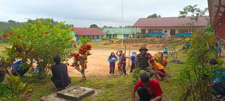 Dukung Kebersihan Lingkungan Pendidikan, Babinsa Koramil Badau Kopda Dwi Apriyanto Ikuti Karya Bakti di SMAN 1 Badau