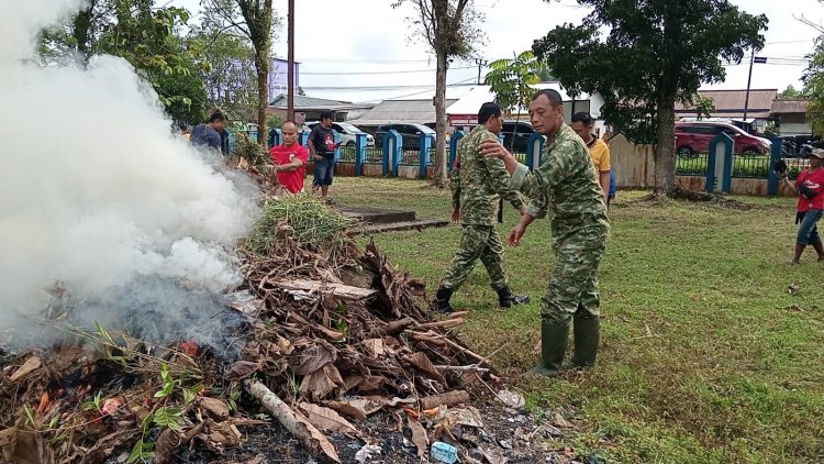 Jumat Bersih! TNI-Polri dan Forkopimcam Kompak Gotong Royong Bersihkan Terminal Umum Putussibau