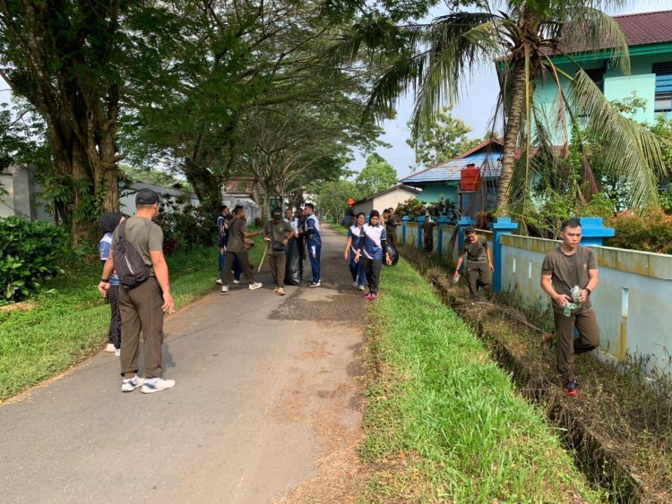 Dukung Gerakan Indonesia ASRI, Pasiops Kodim 1206/Putussibau Bersama Anggota Turun Langsung Bersihkan Lingkungan Gedung Satap dan GOR Uncak Kapuas
